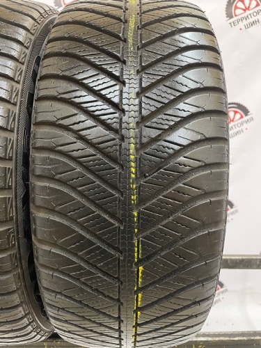 Goodyear Vector 4Seasons R17 215/45
