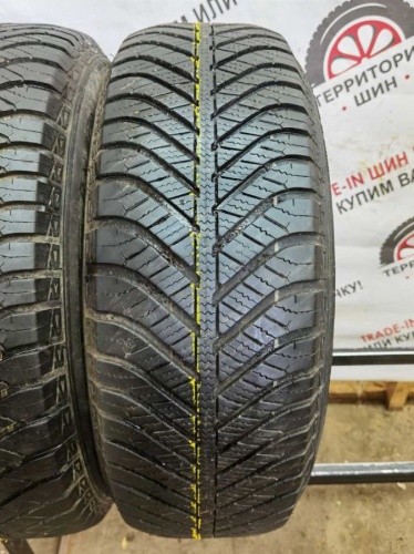 Goodyear VECTOR 4SEASONS 215/60 R17 96V