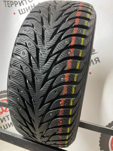 Yokohama Ice Guard STUD R17 215/50